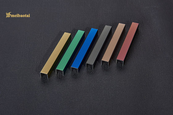 Bande de finition pour carrelage en acier inoxydable de 0,65 mm d'épaisseur, profil en U ou en V, avec placage de couleur et design rainuré en V