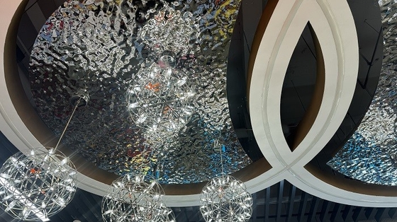 Miroir d'eau ondulée en acier inoxydable feuille de décoration plafond chambre d'hôtel