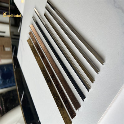 Bon prix L'or décoratif d'équilibre de tuile de l'acier inoxydable 201 304 a gravé de finition en refief en ligne